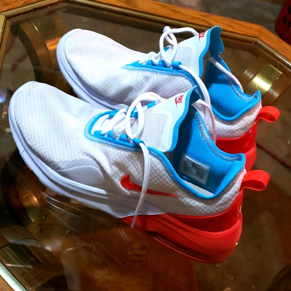 Nike Women's Air Max Motion 2